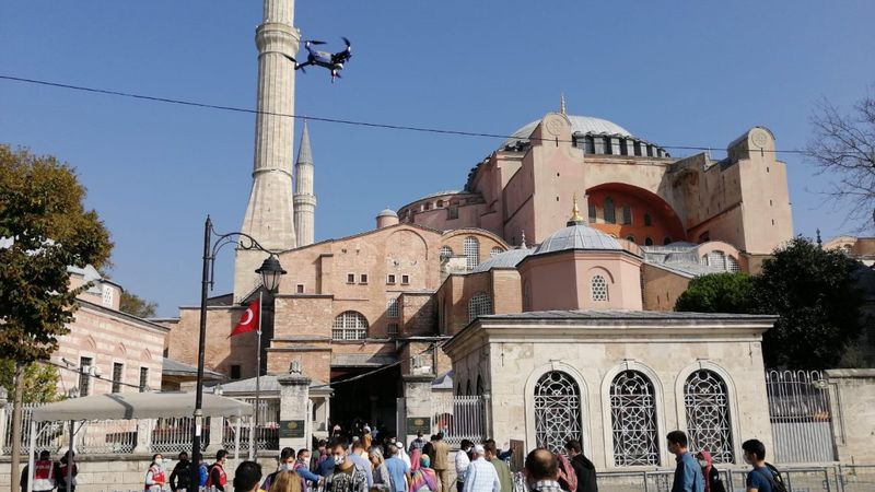 İHA ekipleri, Ayasofya Camii önünde drone'lu koronavirüs denetimi yaptı