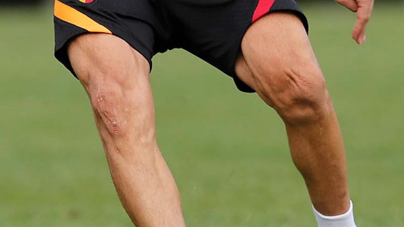 Emre Akbaba'nın dizlerindeki ameliyat izleri