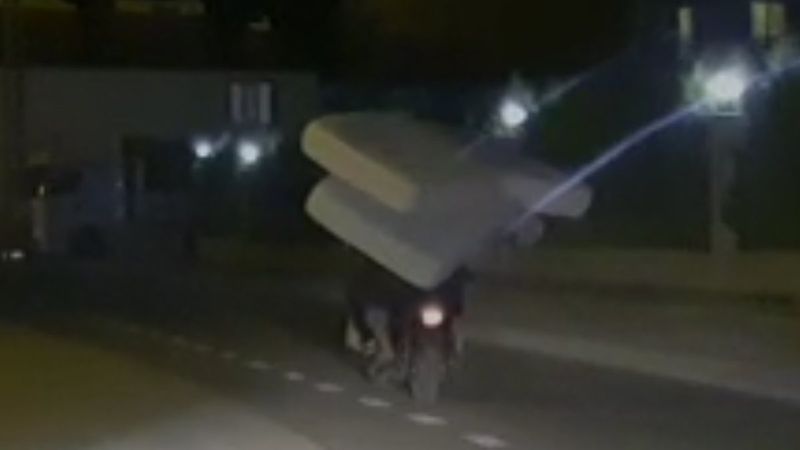 Bursa'da elektrikli bisikletle 2 yatak taşıdı