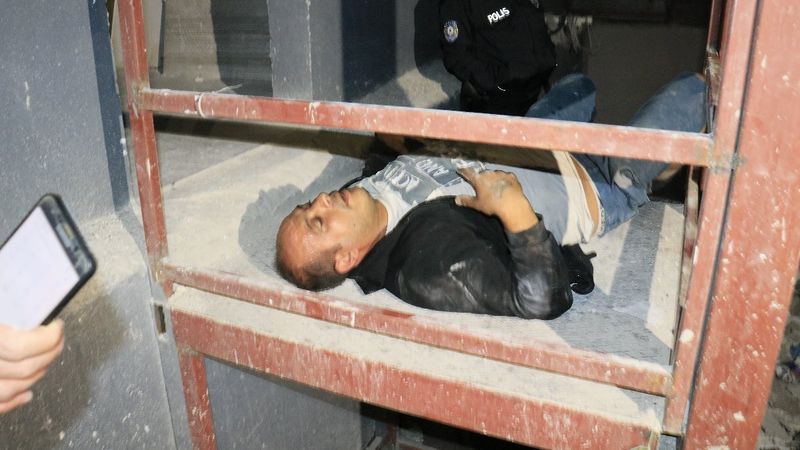 Adana'da bir hırsız, polisten kaçarken inşaattan düştü