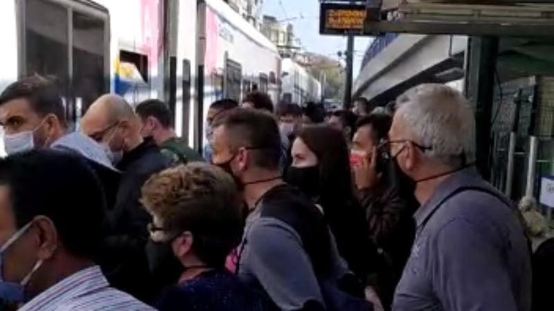 İstanbul'da tramvay durağında yoğunluk