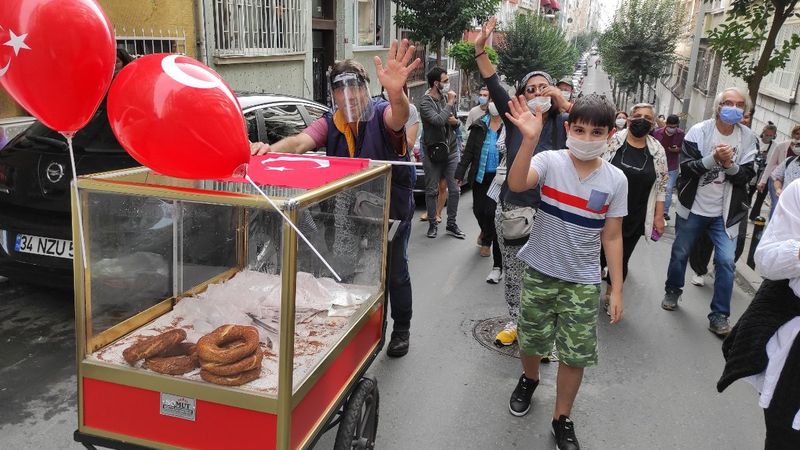 İstanbul'da mahalleli simitçi için sokağa çıktı