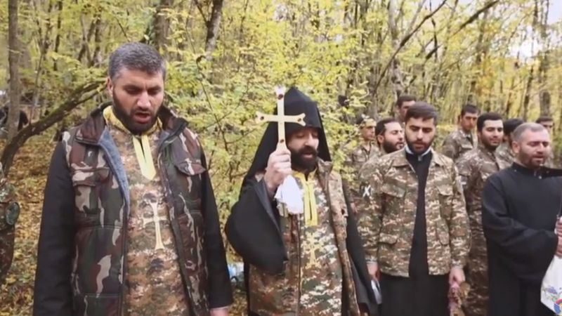 Ermeni papazlar, cepheye giden askerleri kutsadı