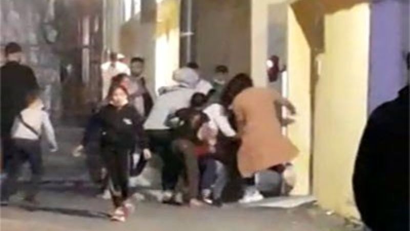 Taksim'de dilencilerin 'Neden bölgeme girdin' kavgasında yumruklar havada uçtu