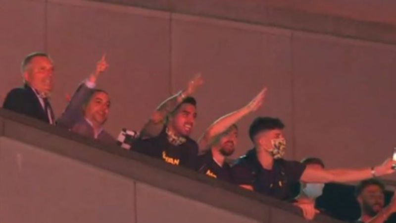 Fenerbahçeli futbolcular taraftarlarla tezahürat yaptı