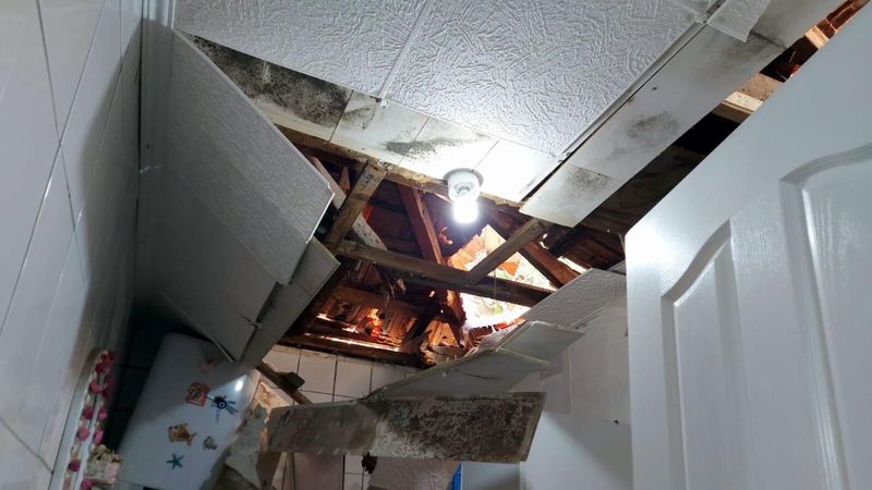 İzmir'de yamaçtan kopan kaya parçaları çatıyı delip eve girdi