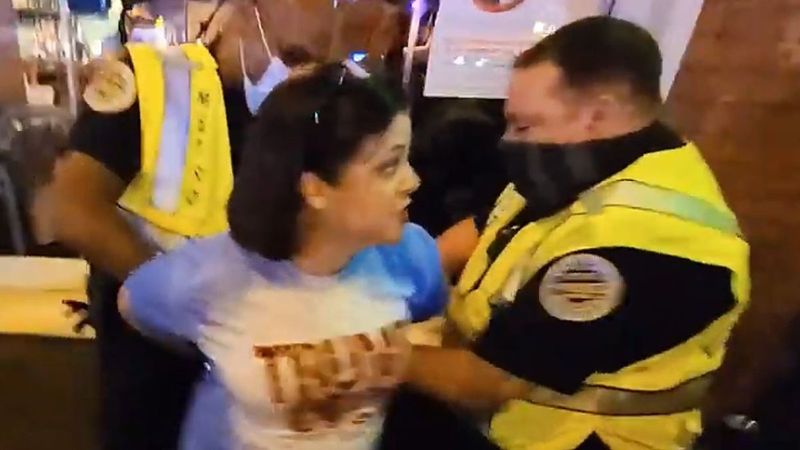 ABD'de maskesiz kadına kelepçeli gözaltı