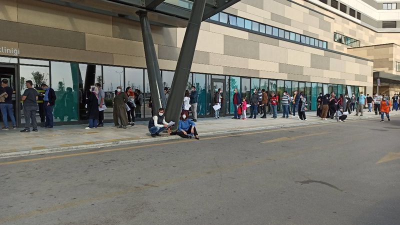 Bursa'da metrelerce koronavirüs kuyruğu