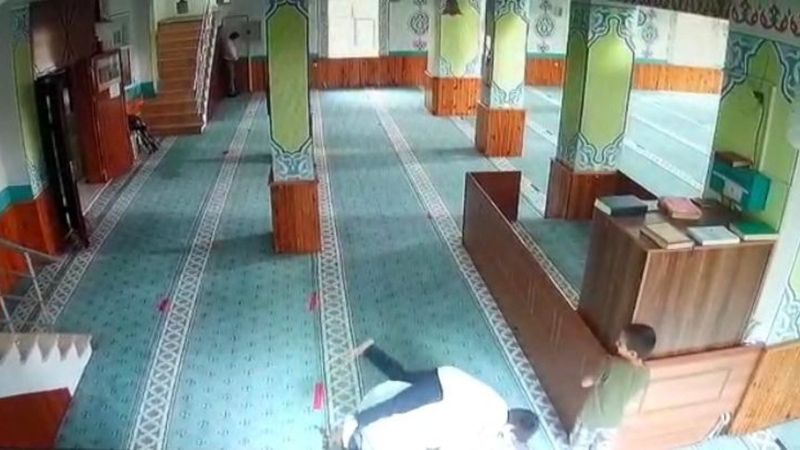 İstanbul'da camiye giren çocukların imam ile oyunu