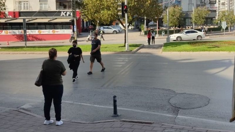 Adana polisinden yaya ve sürücülere drone'lu denetim