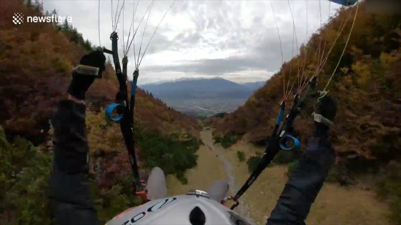 Avusturya'da adrenalin bağımlısı pilotun paraşütle uçuşu