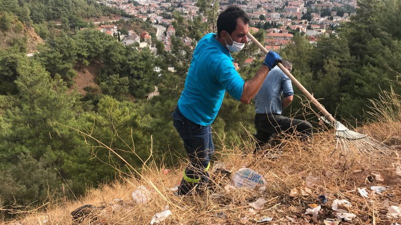 Muğla'da seyir tepesinden 70 torba çöp topladılar