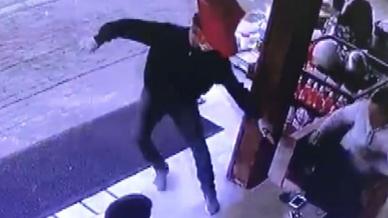 Muğla'da vatandaşların gözü önünde kurşunlanma anı kamerada