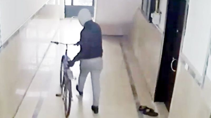Gaziantep'te apartmandan bisiklet hırsızlığı kamerada