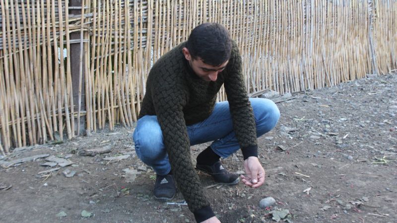 Azerbaycanlı subay annesinin vefat haberini cephede aldı