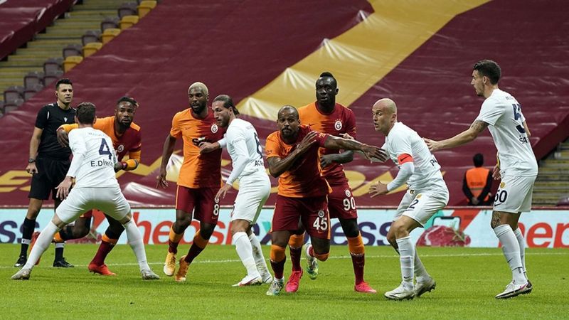 Galatasaray'da Marcao ve Saracchi sakatlandı