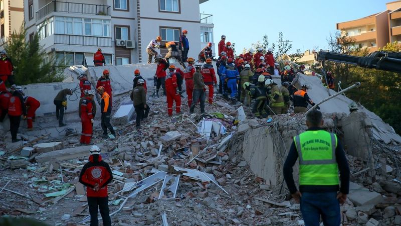 Bayraklı'da enkazdan bir kişi sağ olarak çıkarıldı