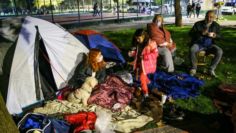 Geceyi dışarıda geçiren İzmirliler için toplanma alanları