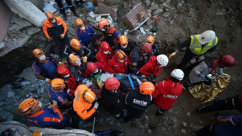 İzmir'de enkazdan bir kişi daha sağ olarak kurtarıldı