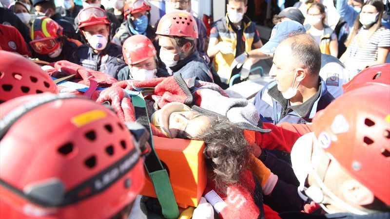 Bayraklı'da Doğanlar Apartmanı'nda anne ve 4 çocuğuna ulaşıldı