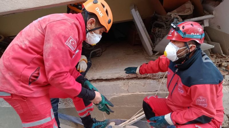 İzmir'de torununun elini 14 saat tutarak hayatta kaldı