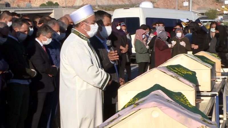 Depremde hayatını kaybedenler son yolculuklarına uğurlanıyor