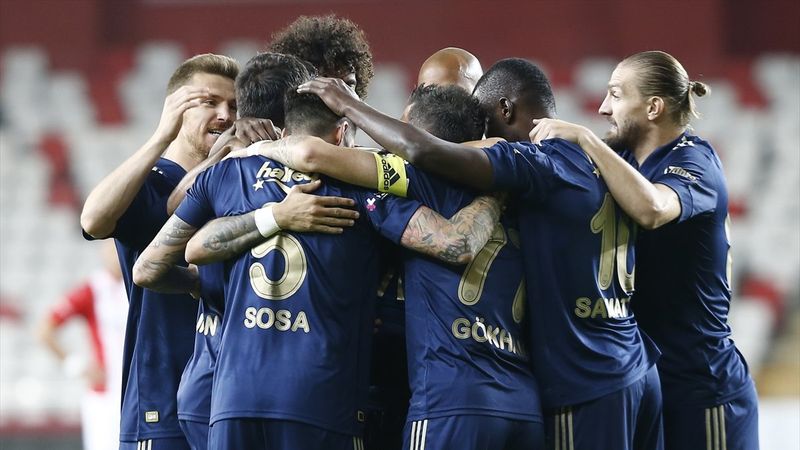 Fenerbahçe, Antalyaspor'u 2 golle geçti