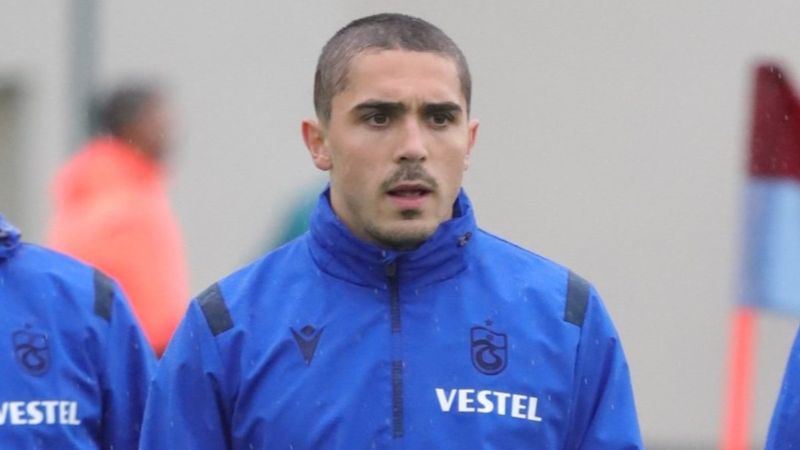 Abdülkadir Ömür saçlarını kestirdi