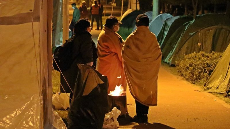 İzmir'de depremzedeler ateş yakarak ısınmaya çalışıyor
