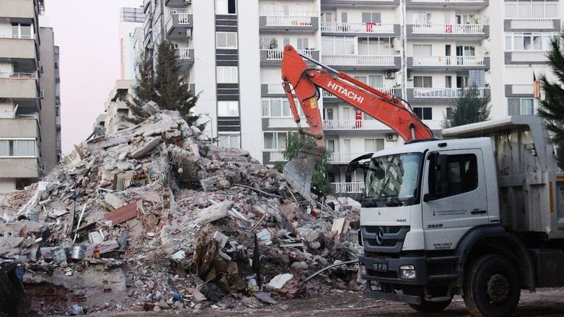 İzmir'deki Emrah Apartmanı'nda çalışmalar sonlandı: 32 vefat, 15 yaralı