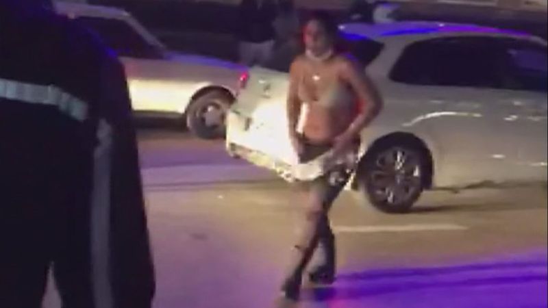 Güngören'de hırsızlık şüphelisi kadınlar caddede soyundu