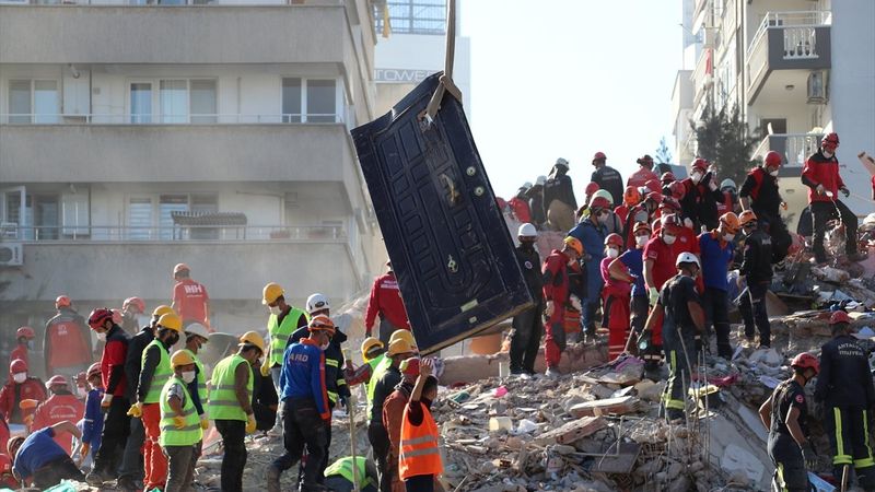 İzmir'deki depremde yıkılan binalara ilişkin 9 kişiye gözaltı