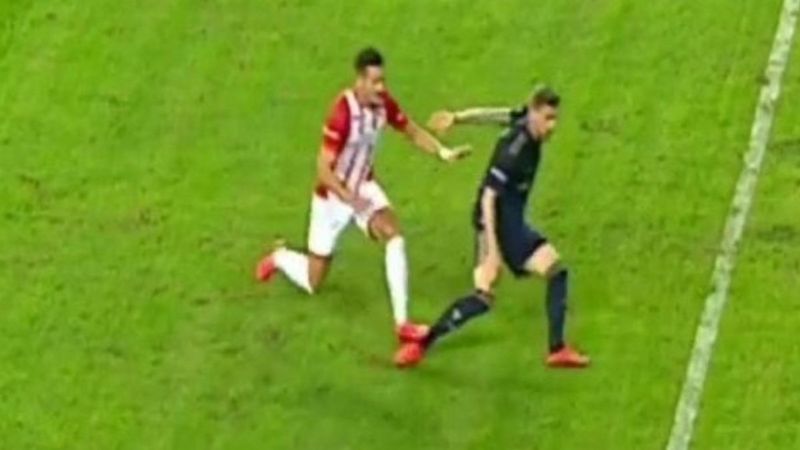 Adis Jahovic kırmızı kart gördü