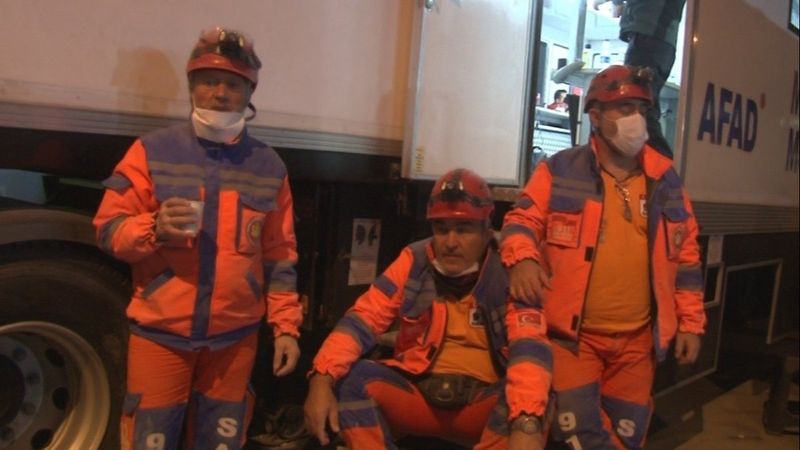 İzmir'de depremin yorulmayan kahramanları: Kurtarma ekipleri