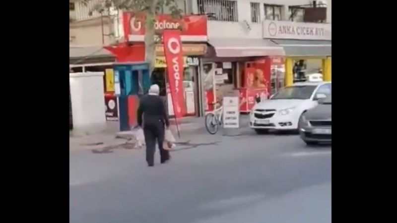 Bornova'da bakkal sahibi yardım çadırından poşetlerle çıktı