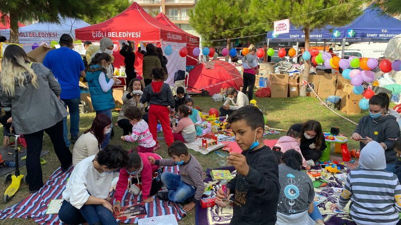 Depremzede çocuklar için çadırlar arasına oyun alanı kuruldu