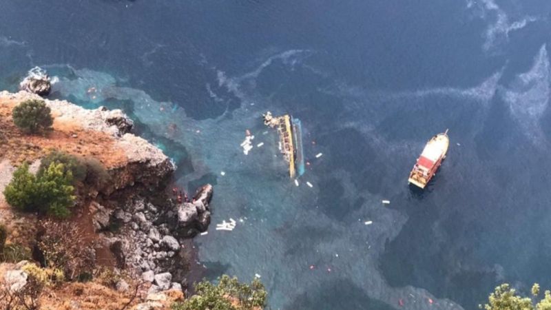Alanya'da turist teknesi alabora oldu
