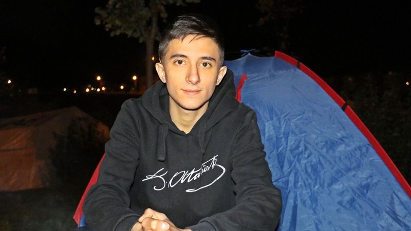 Elektrik akımına kapılan genç, depremden son anda kurtuldu