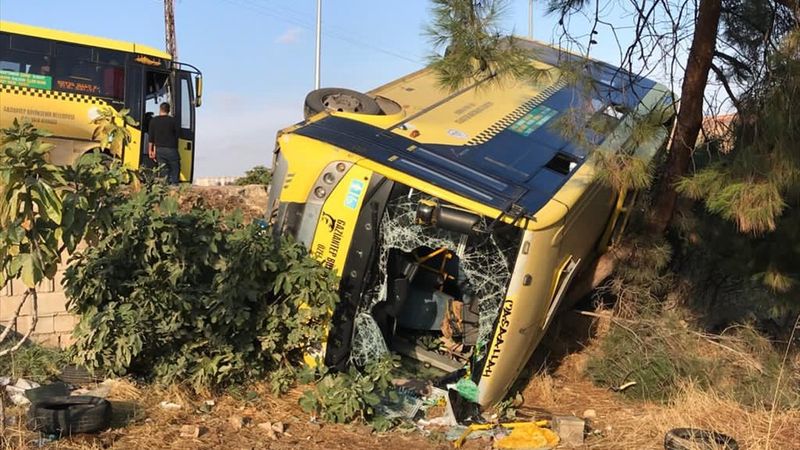 Gaziantep'te yolcu midibüsü devrildi: 14 yaralı