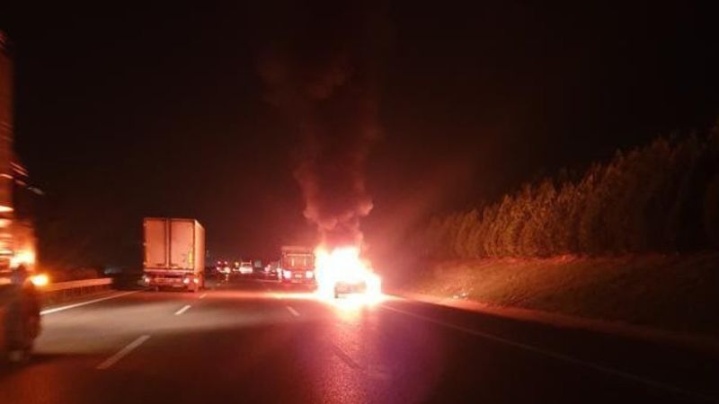 Bursa'da otomobilin lastikleri alev aldı