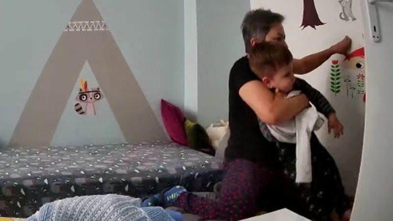 Depremde çocuğunu korumaya çalışan annenin görüntüleri