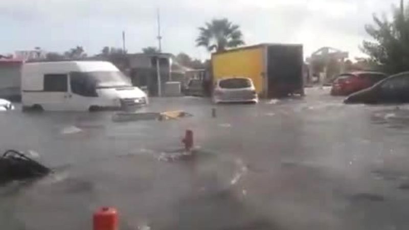 Seferihisar'da suların yükselmesiyle arabasında mahsur kaldı