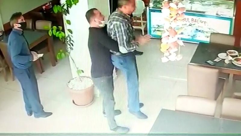 Konya'da nefes borusuna kılçık kaçan müşterisini kurtardı