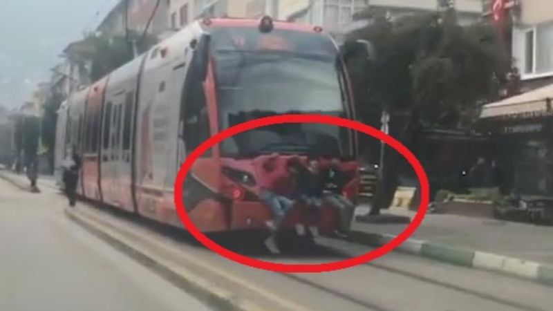 Bursa'da tramvaya asılan Suriyeli çocuklar kamerada