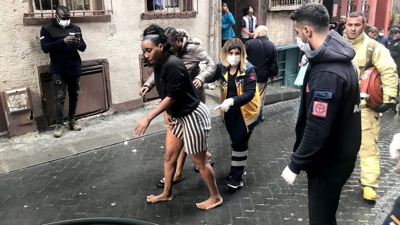 Beyoğlu'nda yangın çıkan binanın 3'üncü katından atladı