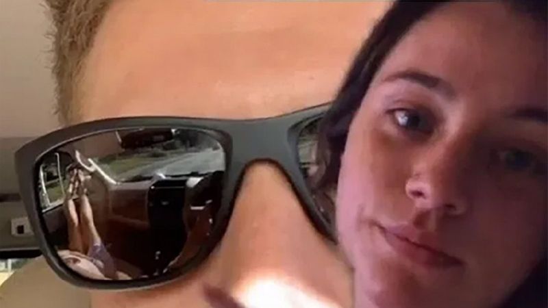 Sevgilisinin ihanetini fotoğraftaki küçük bir detayla ortaya çıkardı