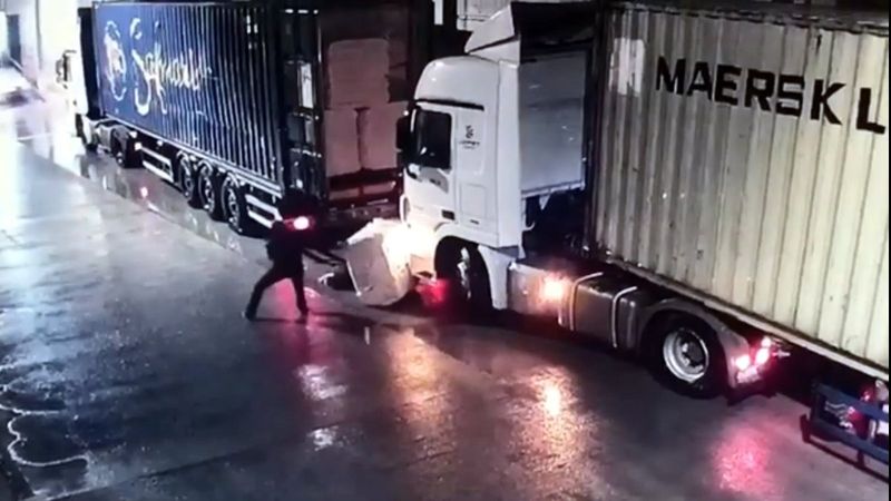 Kahramanmaraş'ta üzerine pamuk balyası düşen şoför öldü