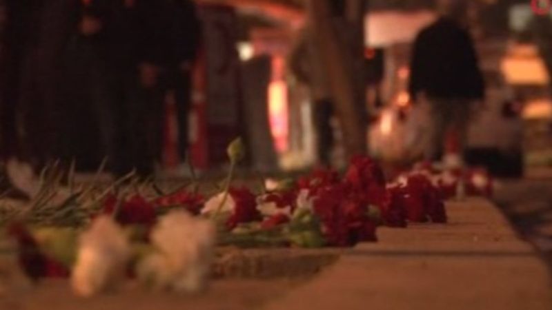 İzmir'de Rızabey Apartmanı'nın önüne karanfiller bırakıldı