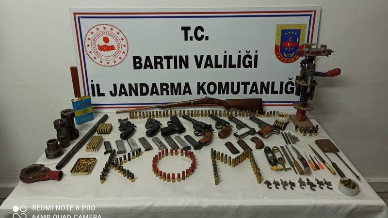 Bartın'da evinden 8 adet ruhsatsız silah çıktı: Adli kontrol şartıyla serbest bırakıldı