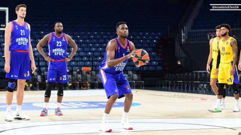 Anadolu Efes, Maccabi Playtika'yı yendi